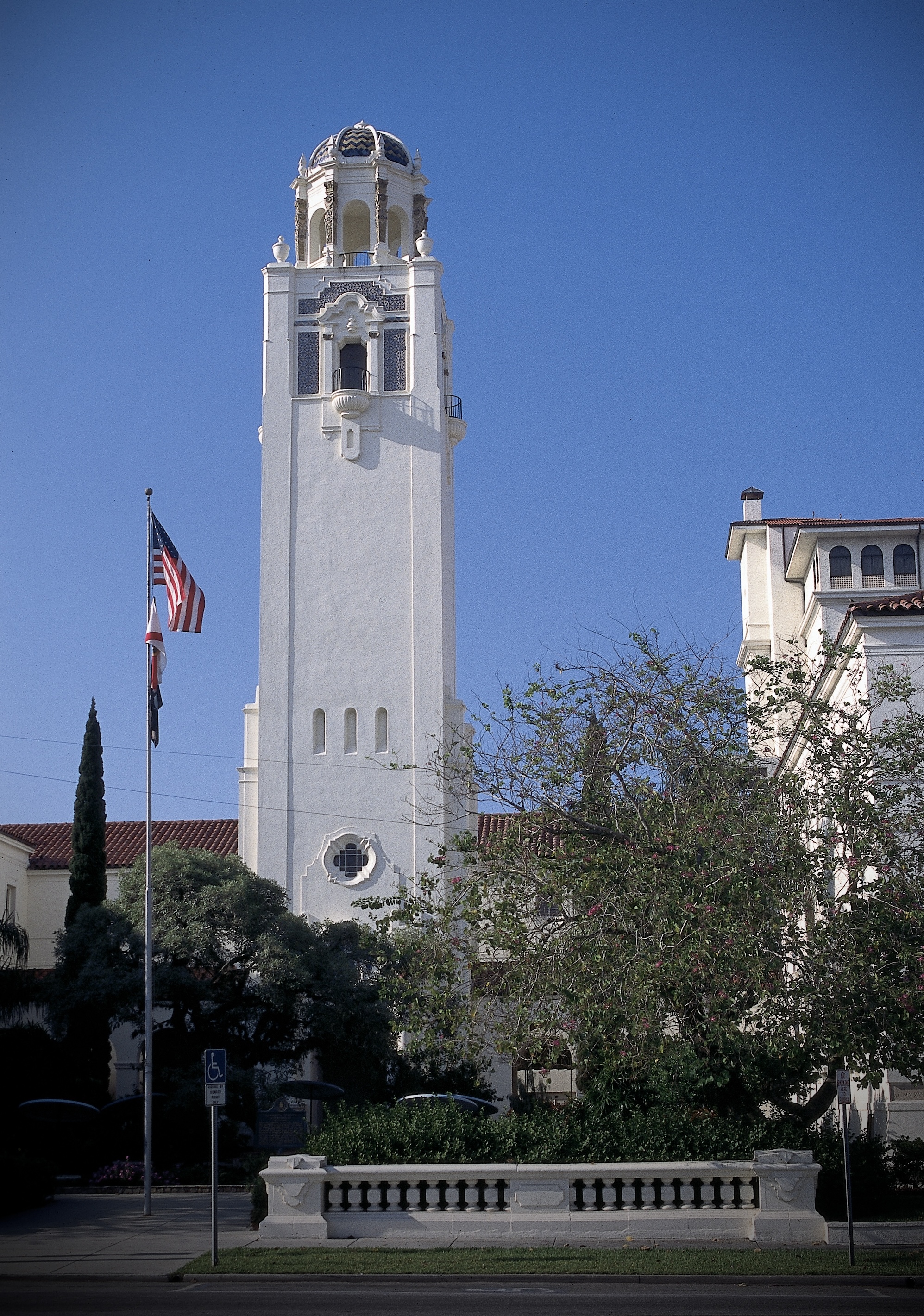 a photo of Sarasota County courthouse in Florida, one of the counties with an affected court case system